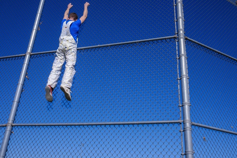 gratisography-fence-climbing