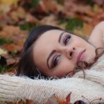 girl_lying_down_autumn_park_portrait_girl_in_the_park_beauty_make_up_portrait_park_autumn-1196518.jpg!d