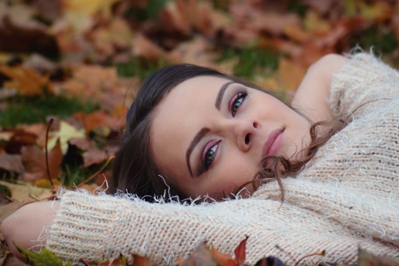 girl_lying_down_autumn_park_portrait_girl_in_the_park_beauty_make_up_portrait_park_autumn-1196518.jpg!d